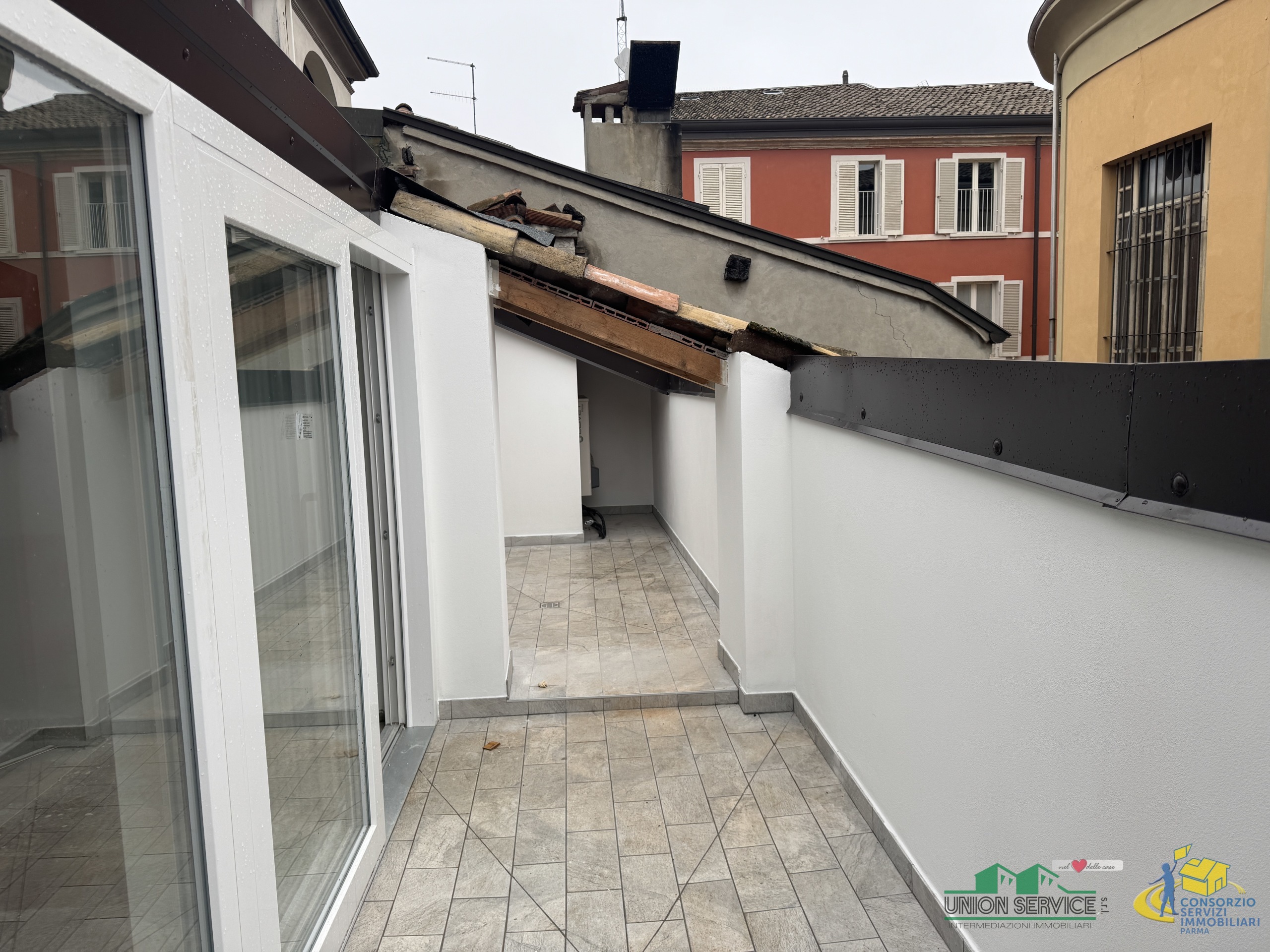 Appartamento con terrazzo in piazzale corte d'appello, Parma