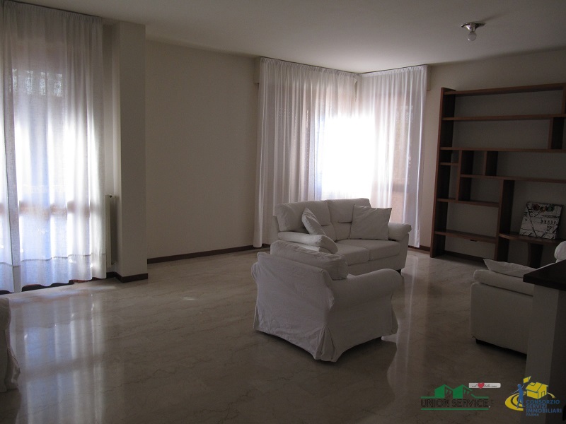 Trilocale con terrazzo a Parma