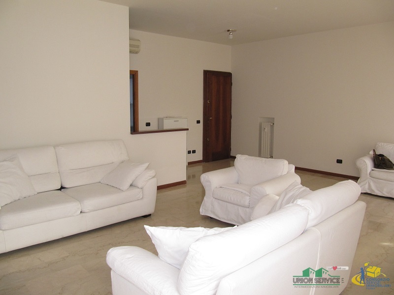 Trilocale con terrazzo a Parma