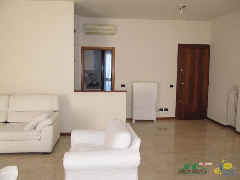 Trilocale con terrazzo a Parma
