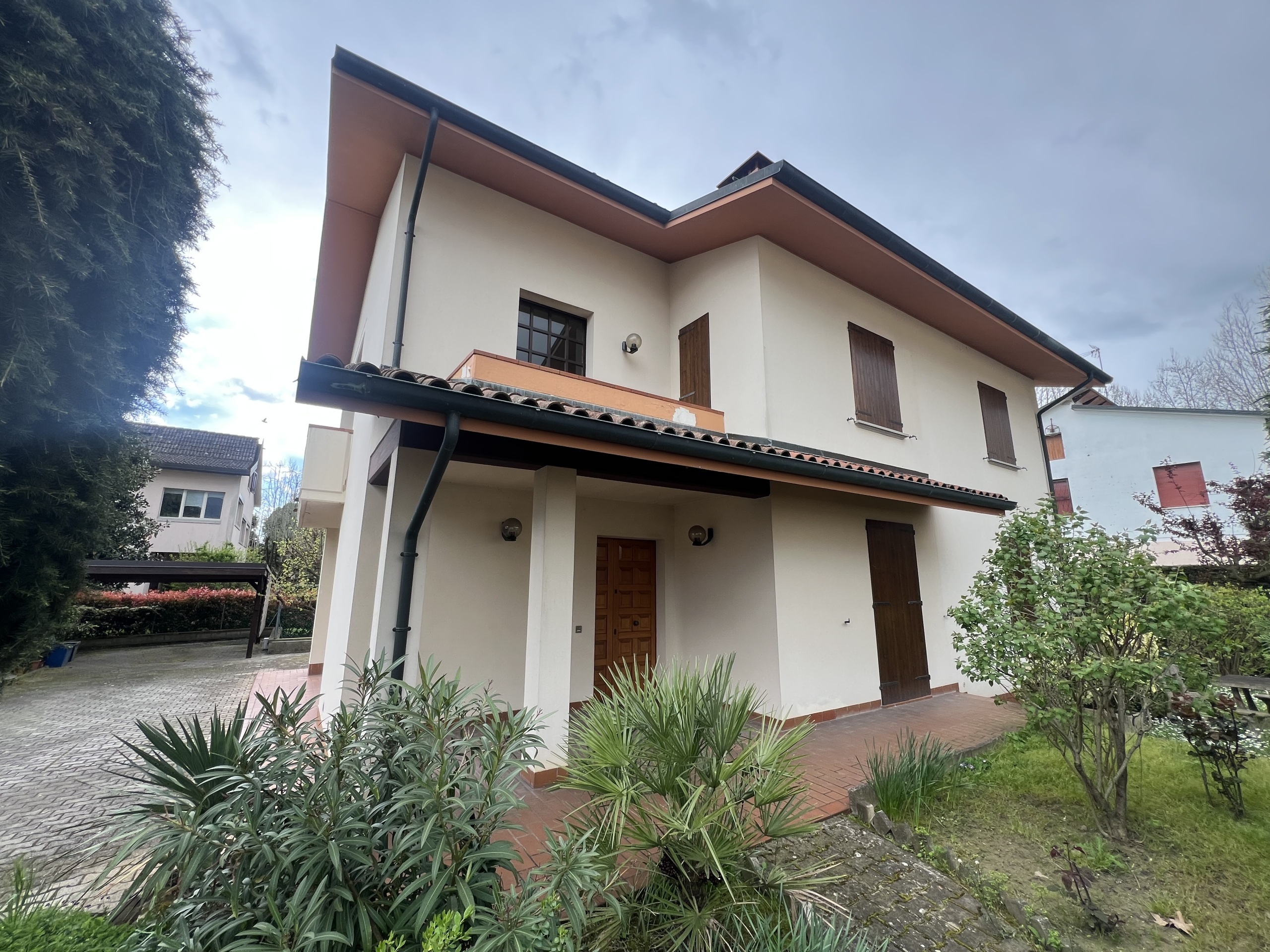 Villa con giardino in via alessandro volta 54, Crevalcore