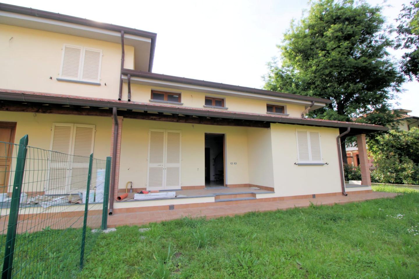 Villa Bifamiliare con giardino, Vecchiano migliarino