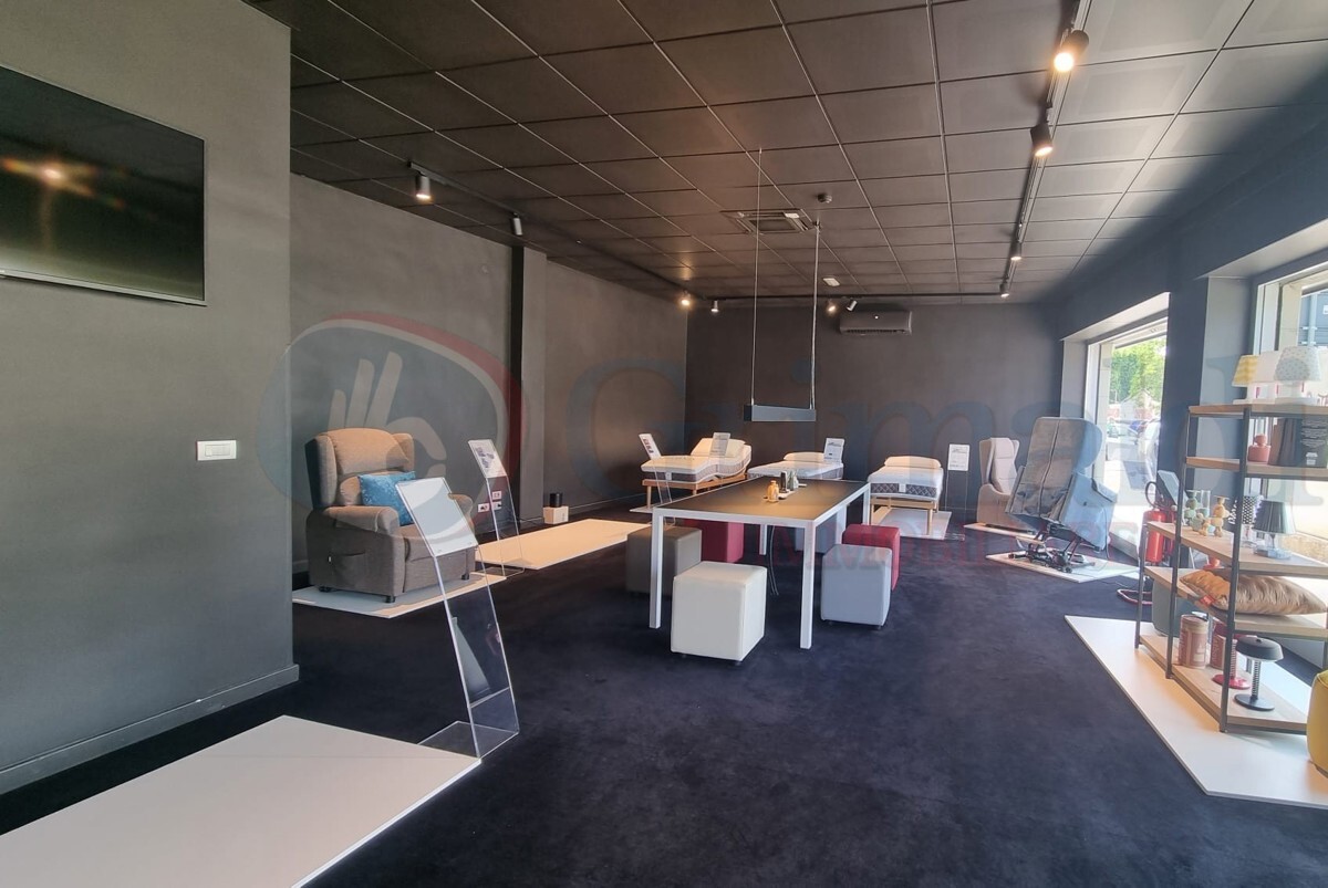 Locale commerciale in vendita in via della resistenza 76, Bari