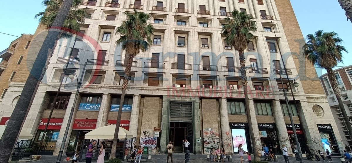 Magazzino in affitto in via cesare battisti 5, Napoli