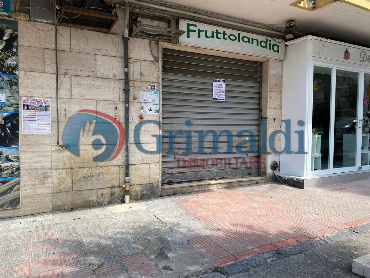 Locale commerciale in affitto a Giugliano in Campania