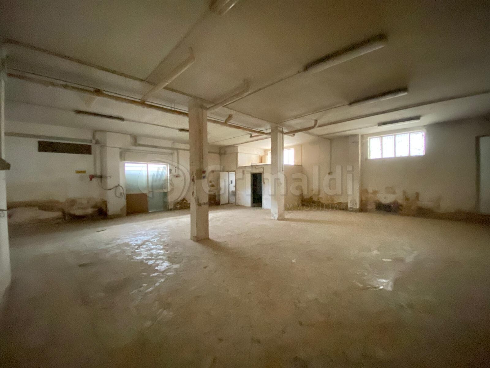 Locale commerciale in affitto a Giugliano in Campania