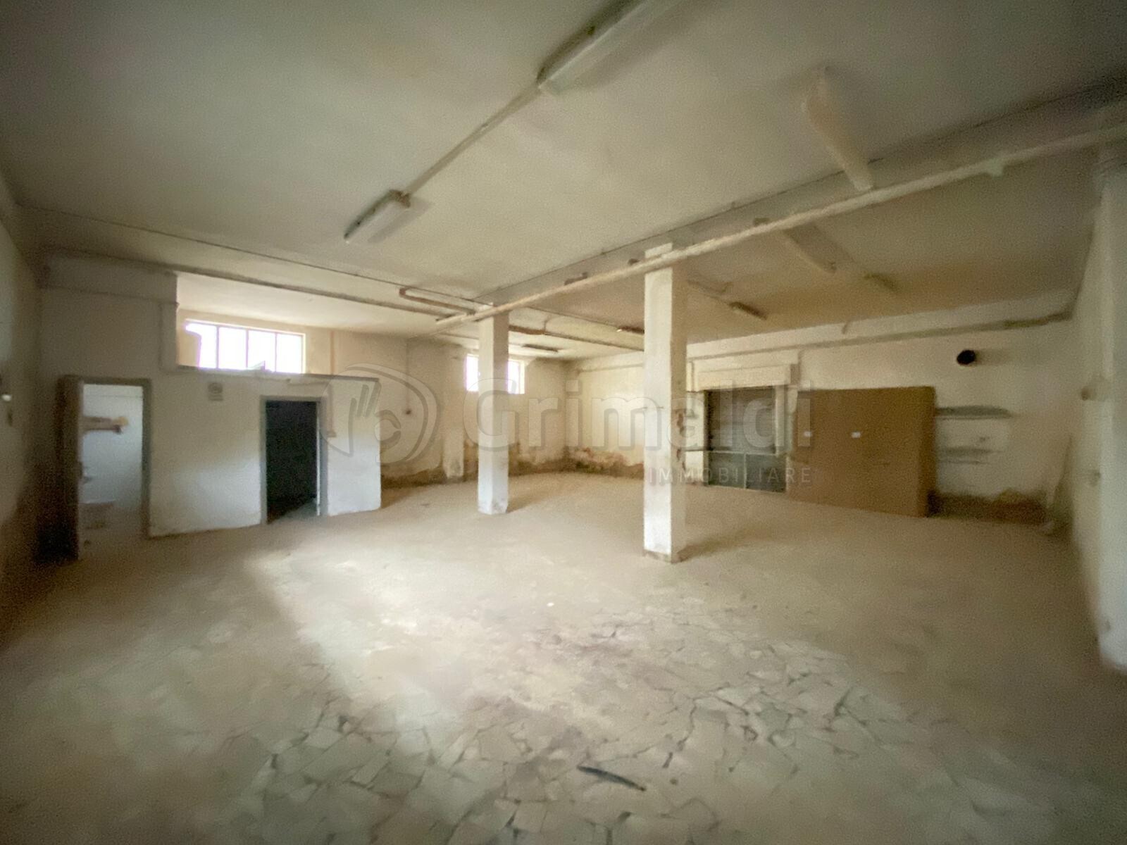 Locale commerciale in affitto a Giugliano in Campania