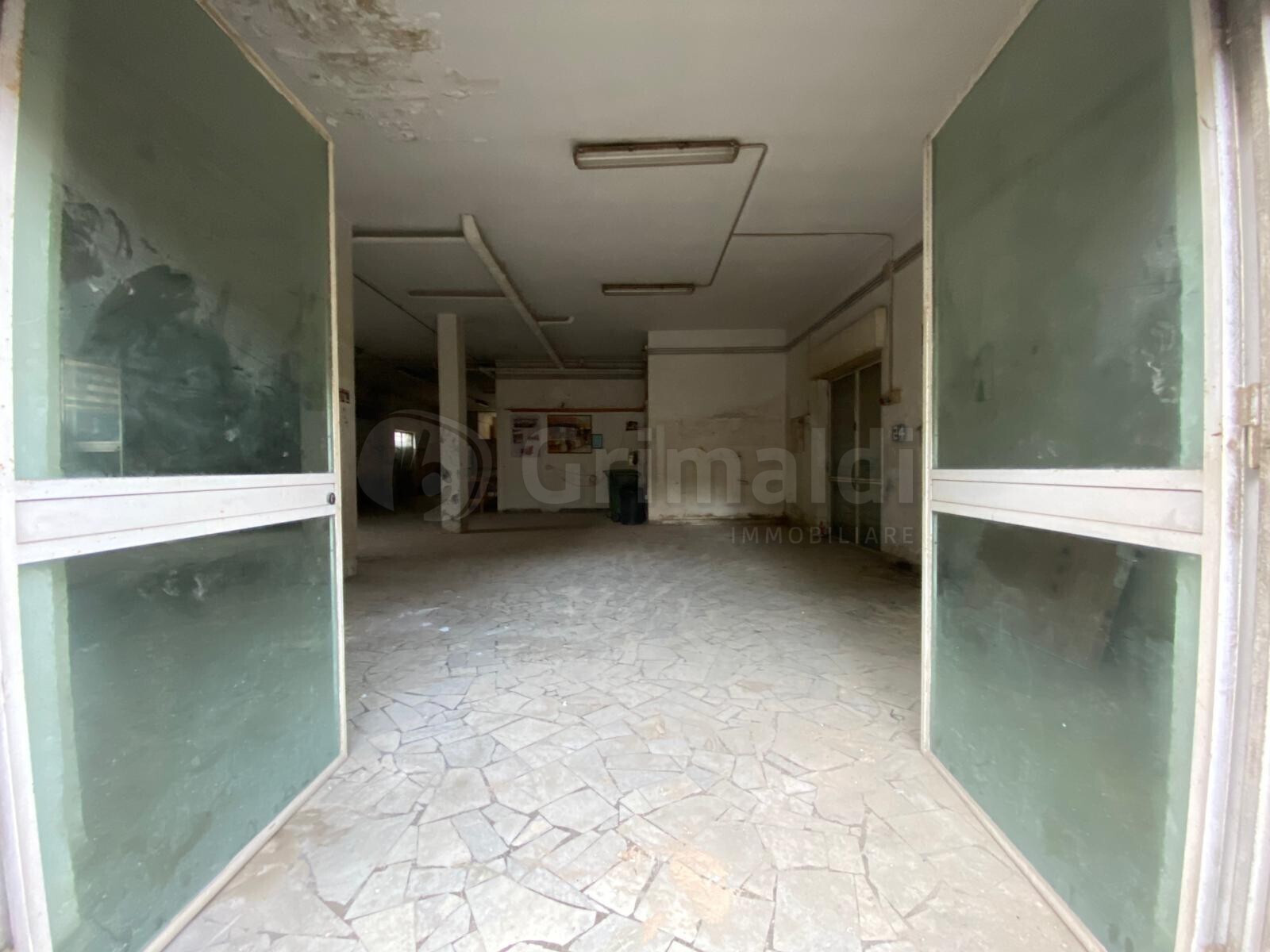 Locale commerciale in affitto a Giugliano in Campania