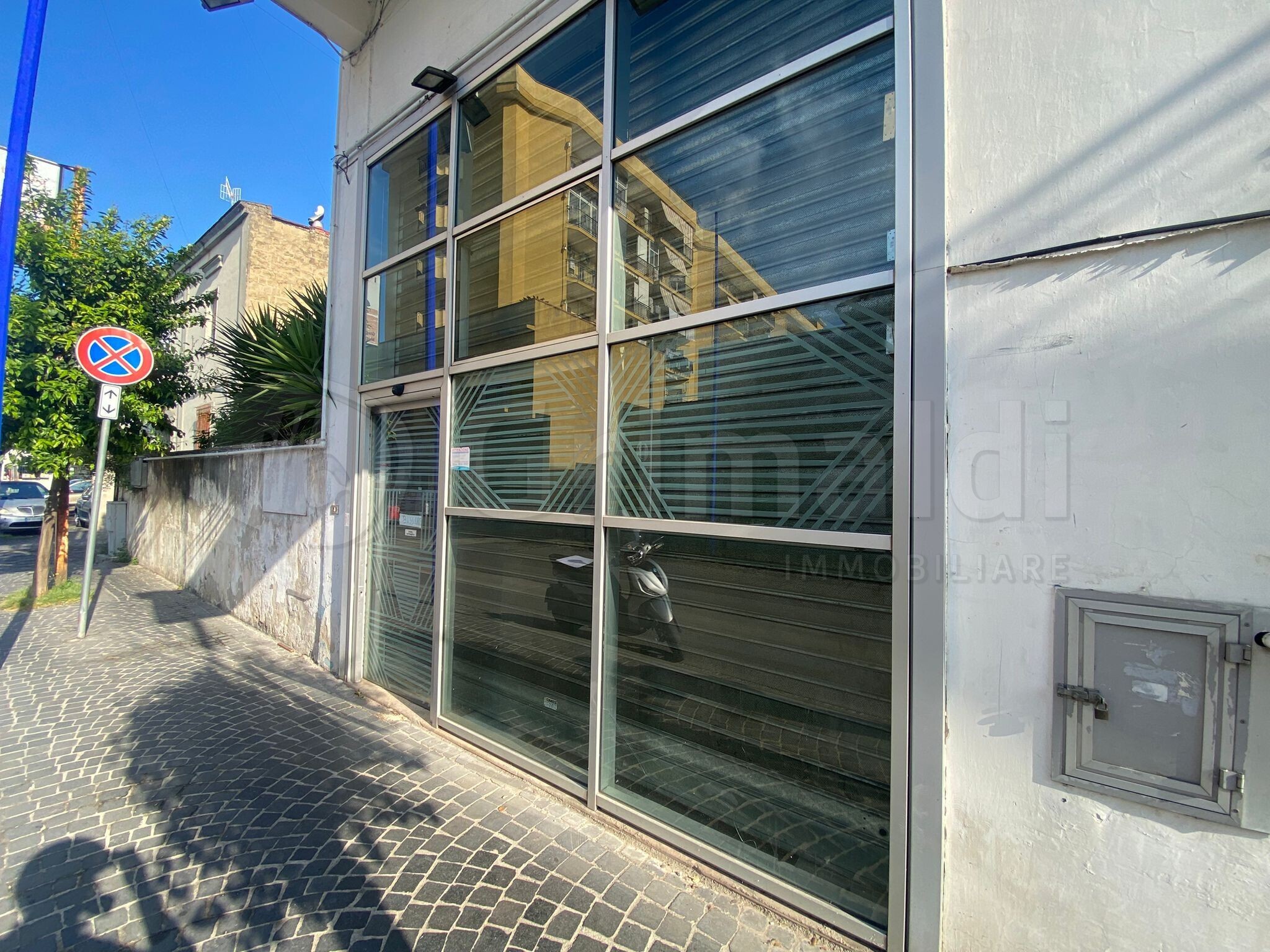 Locale commerciale in affitto a Giugliano in Campania