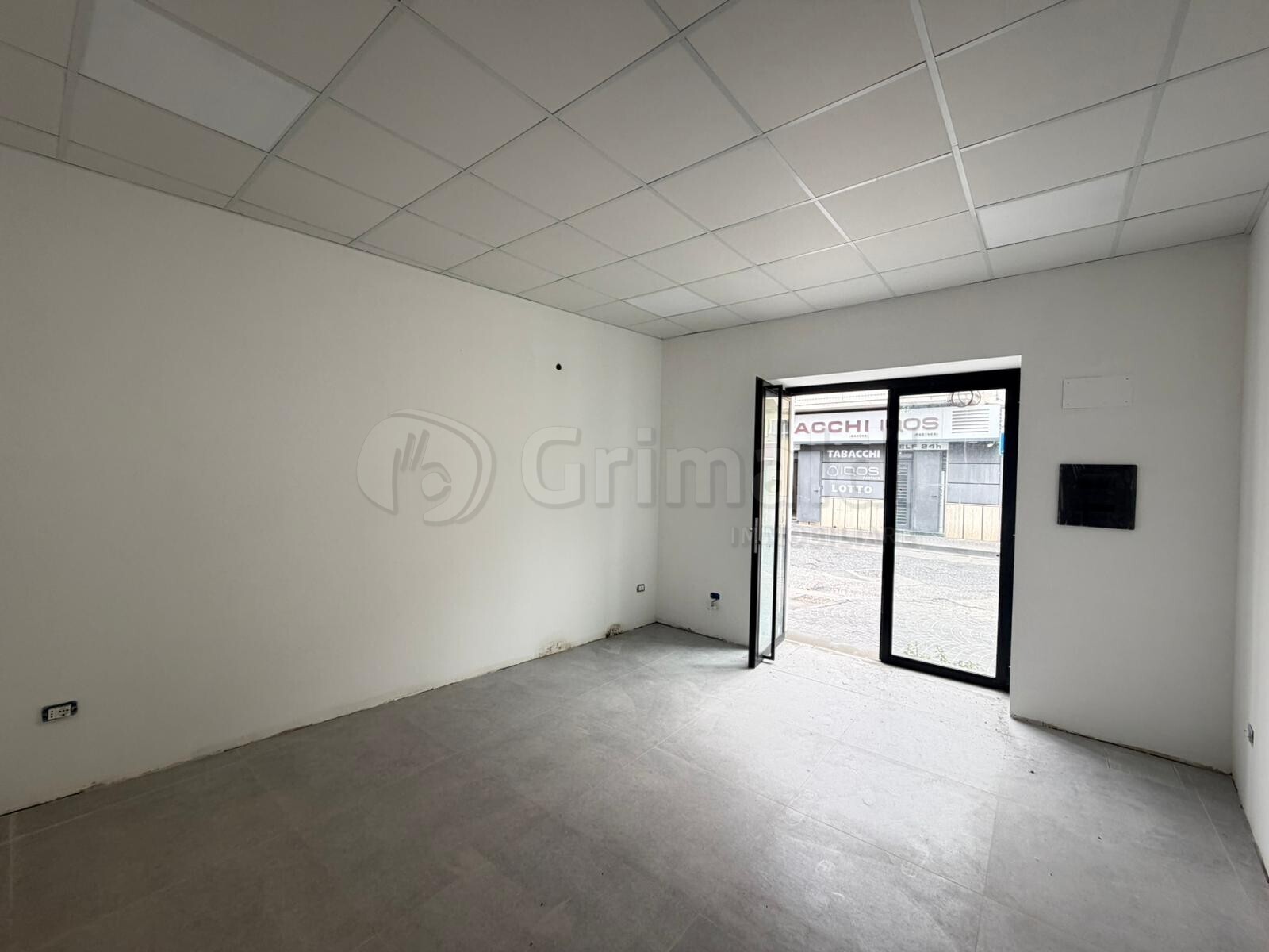 Locale commerciale ristrutturata a Giugliano in Campania