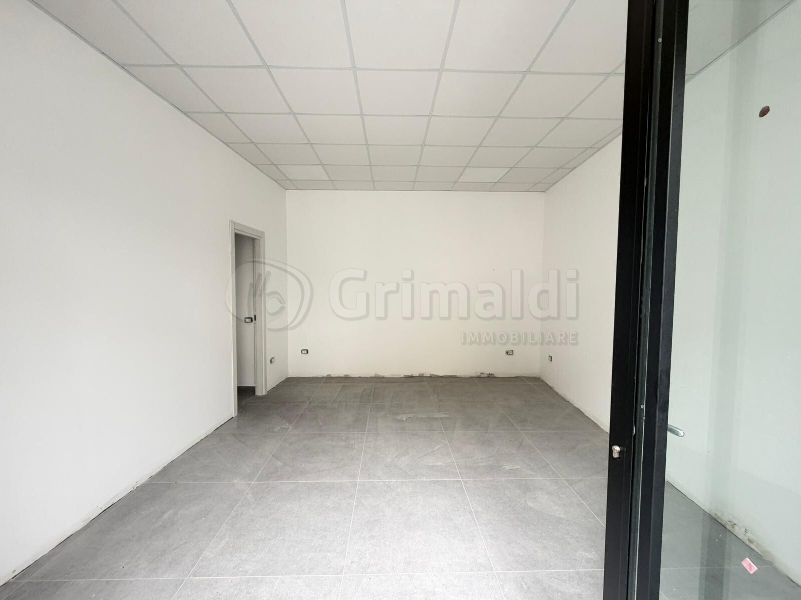 Locale commerciale ristrutturata a Giugliano in Campania