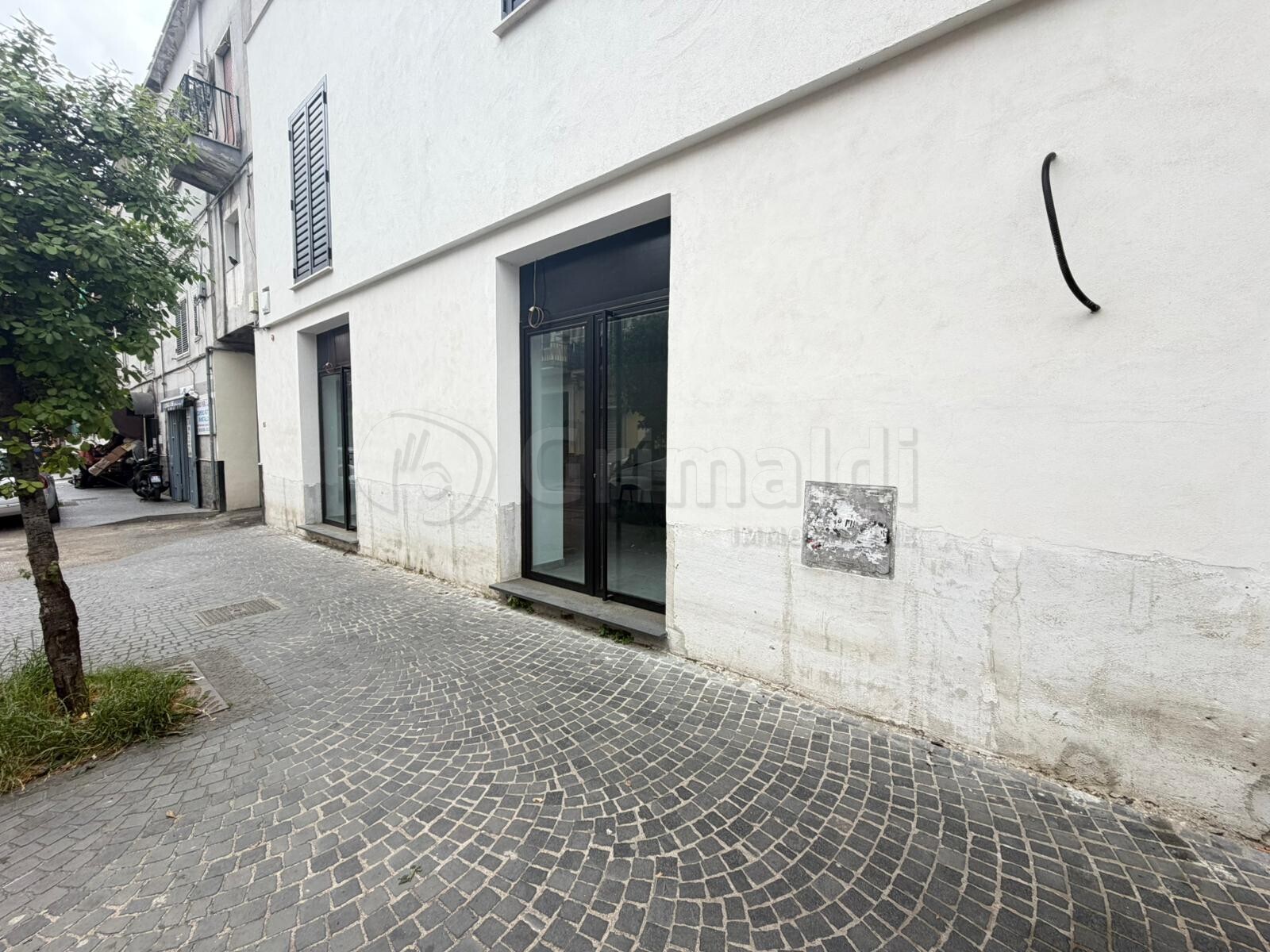 Locale commerciale ristrutturata a Giugliano in Campania