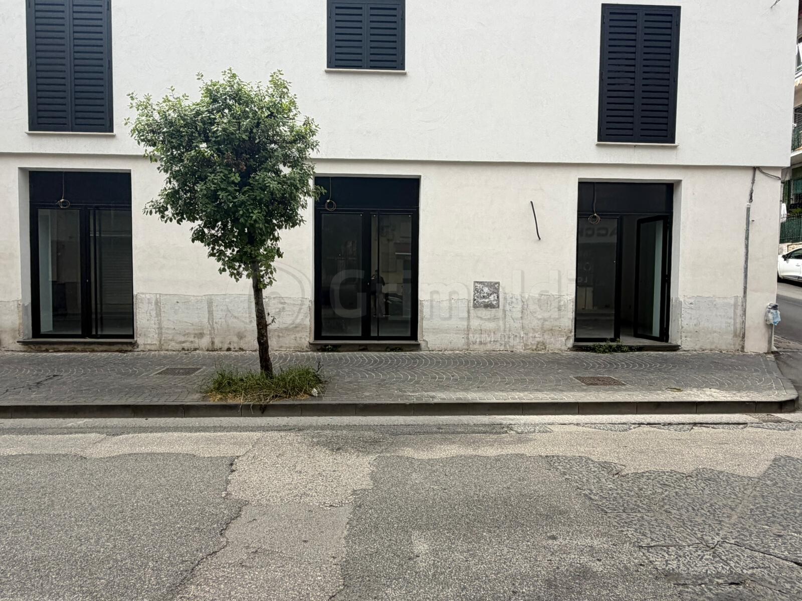 Locale commerciale ristrutturata a Giugliano in Campania