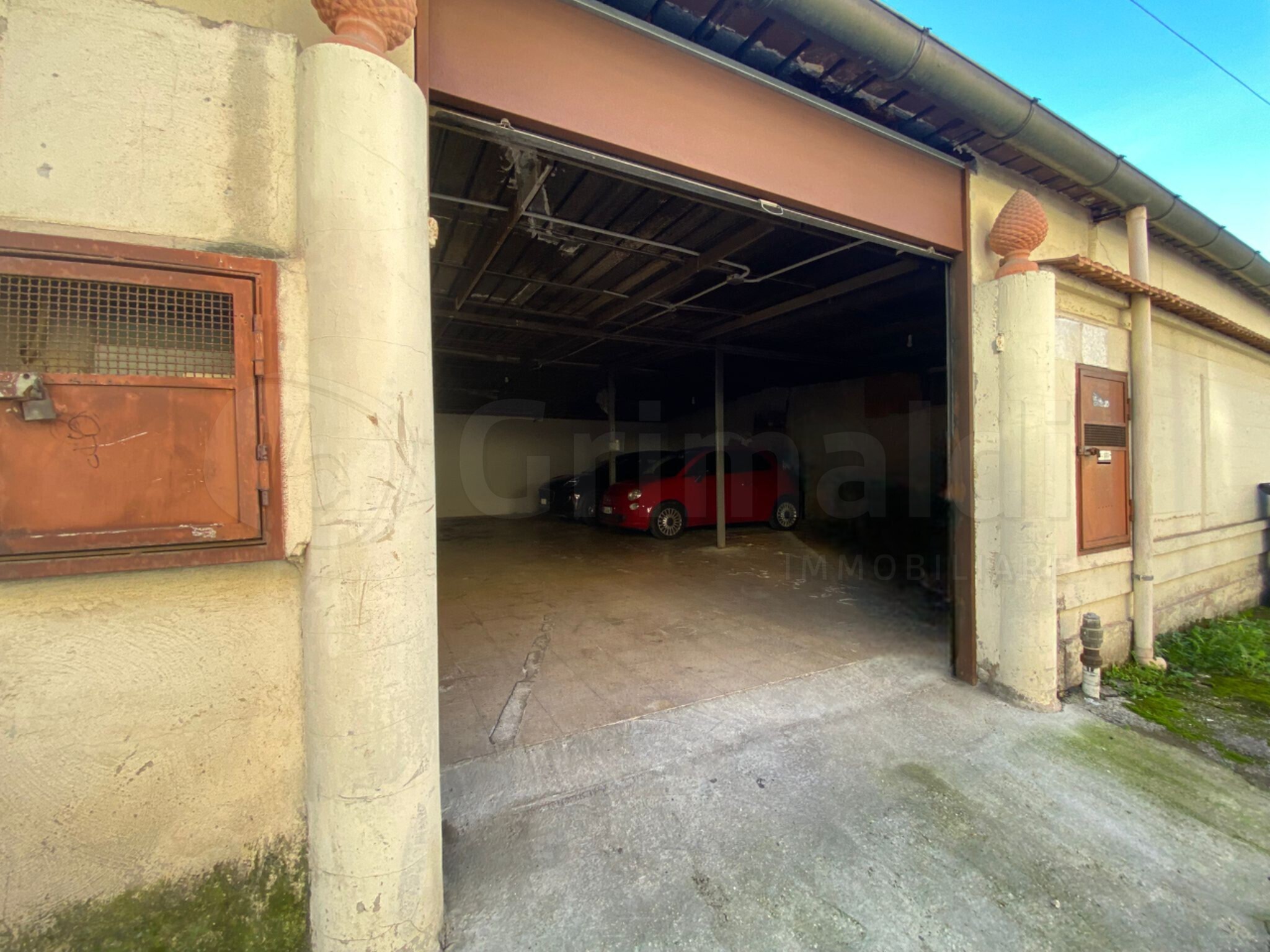 Posto auto coperto in affitto a Giugliano in Campania
