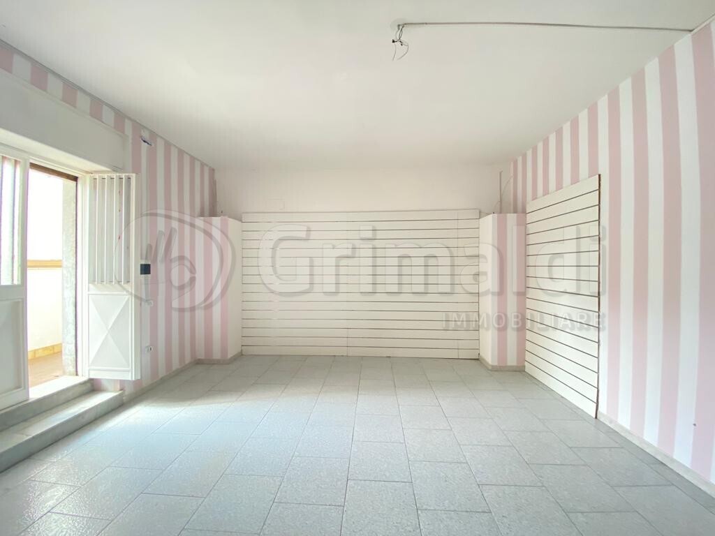 Locale commerciale in affitto a Giugliano in Campania