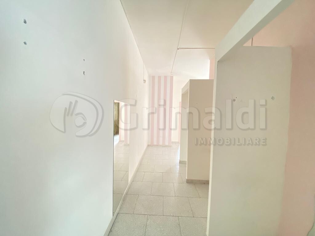 Locale commerciale in affitto a Giugliano in Campania