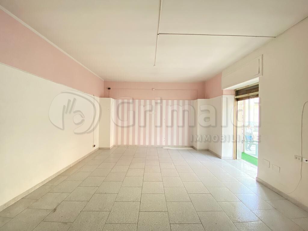 Locale commerciale in affitto a Giugliano in Campania