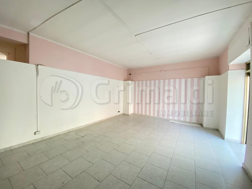 Locale commerciale in affitto a Giugliano in Campania