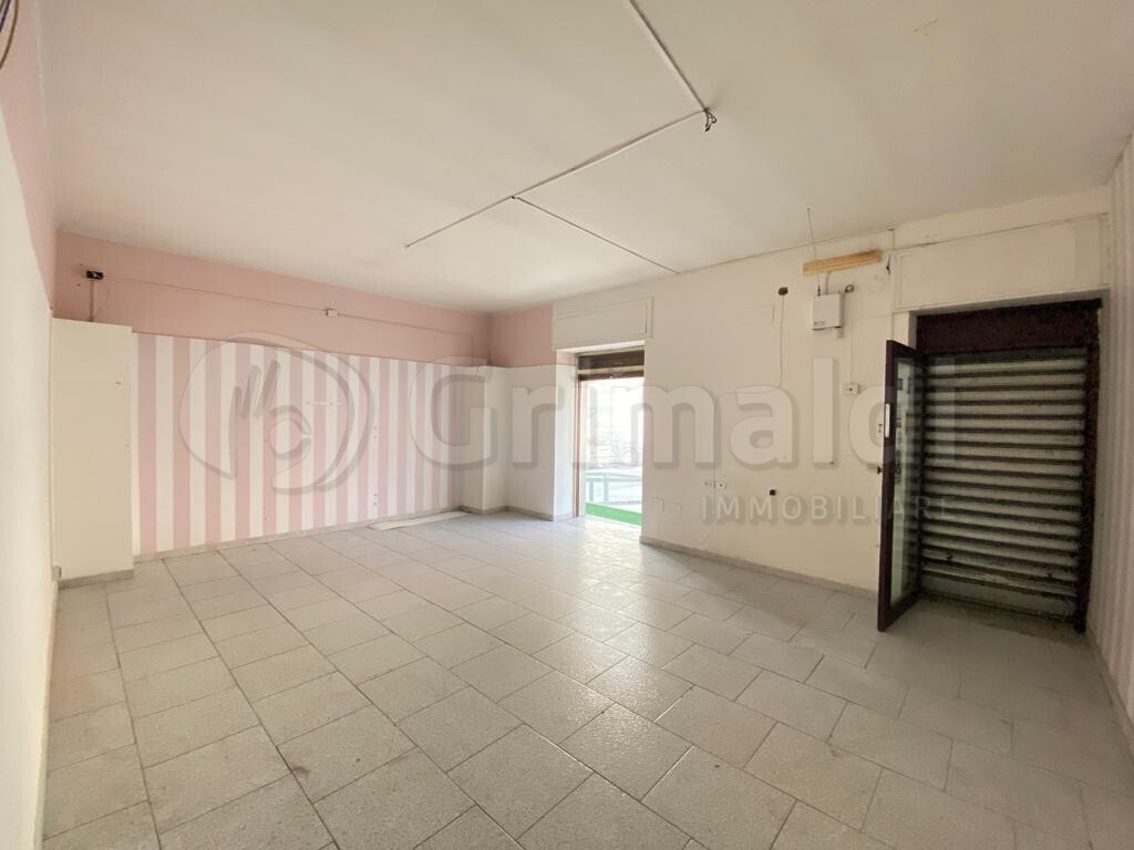 Locale commerciale in affitto a Giugliano in Campania