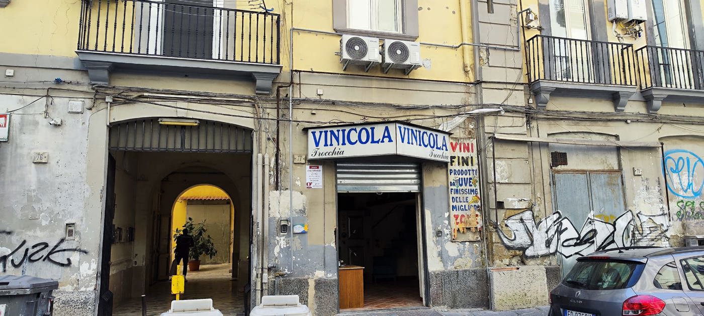 locale commerciale in vendita a Napoli in zona Vicaria