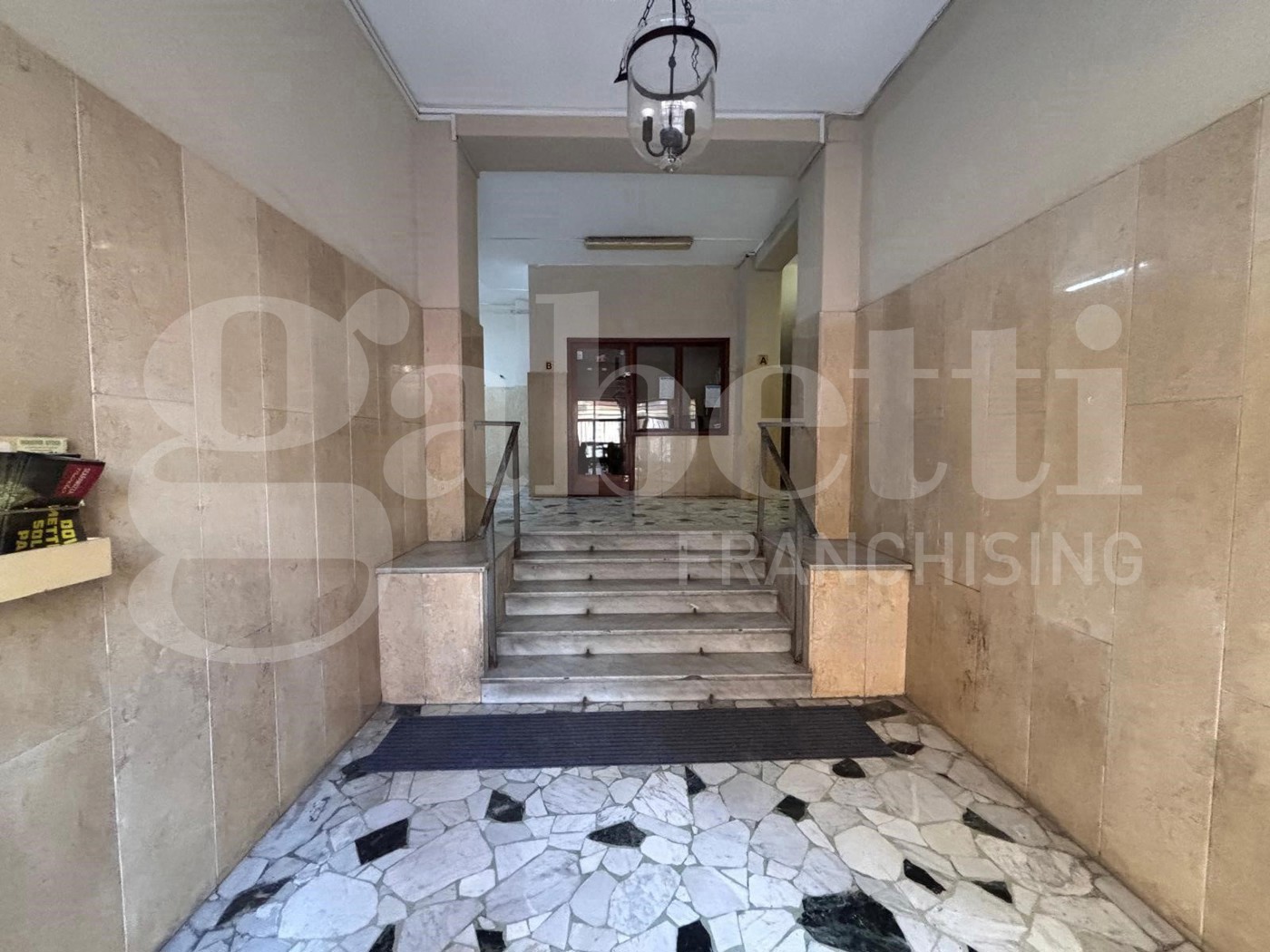 Quadrilocale arredato in affitto a Napoli