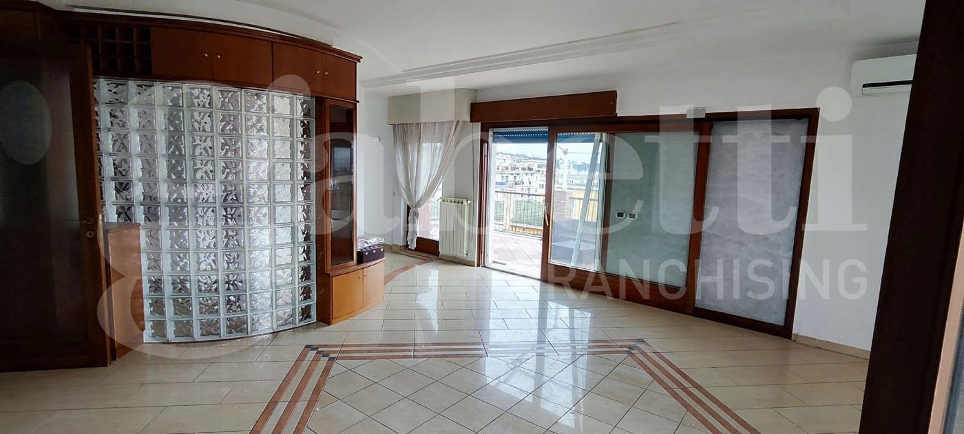 Quadrilocale in affitto a Napoli