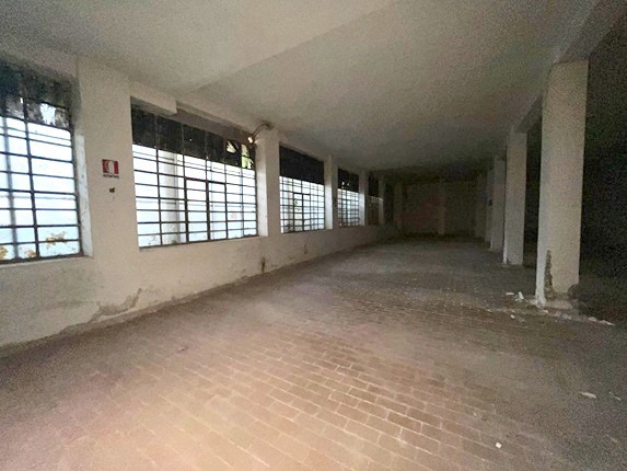 Box/Garage 700mq in vendita a Napoli