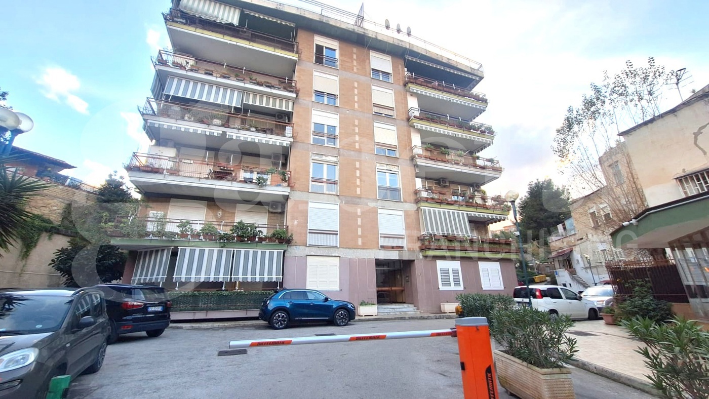 Quadrilocale con box a Napoli