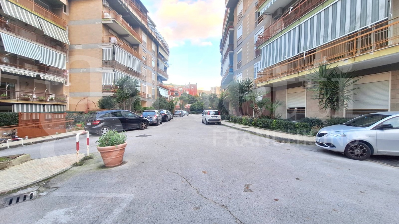 Quadrilocale con box a Napoli