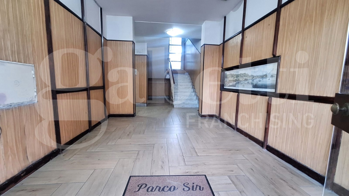 Quadrilocale con box a Napoli