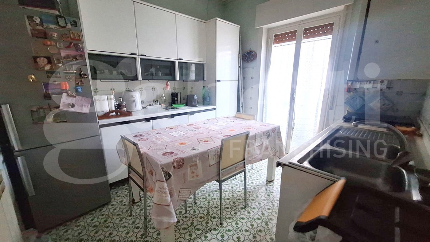 Quadrilocale con box a Napoli