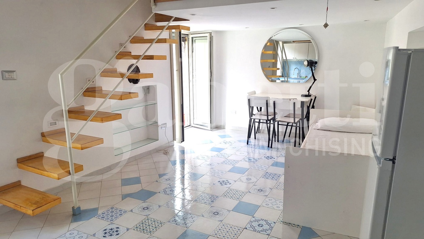 Monolocale arredato in affitto a Napoli