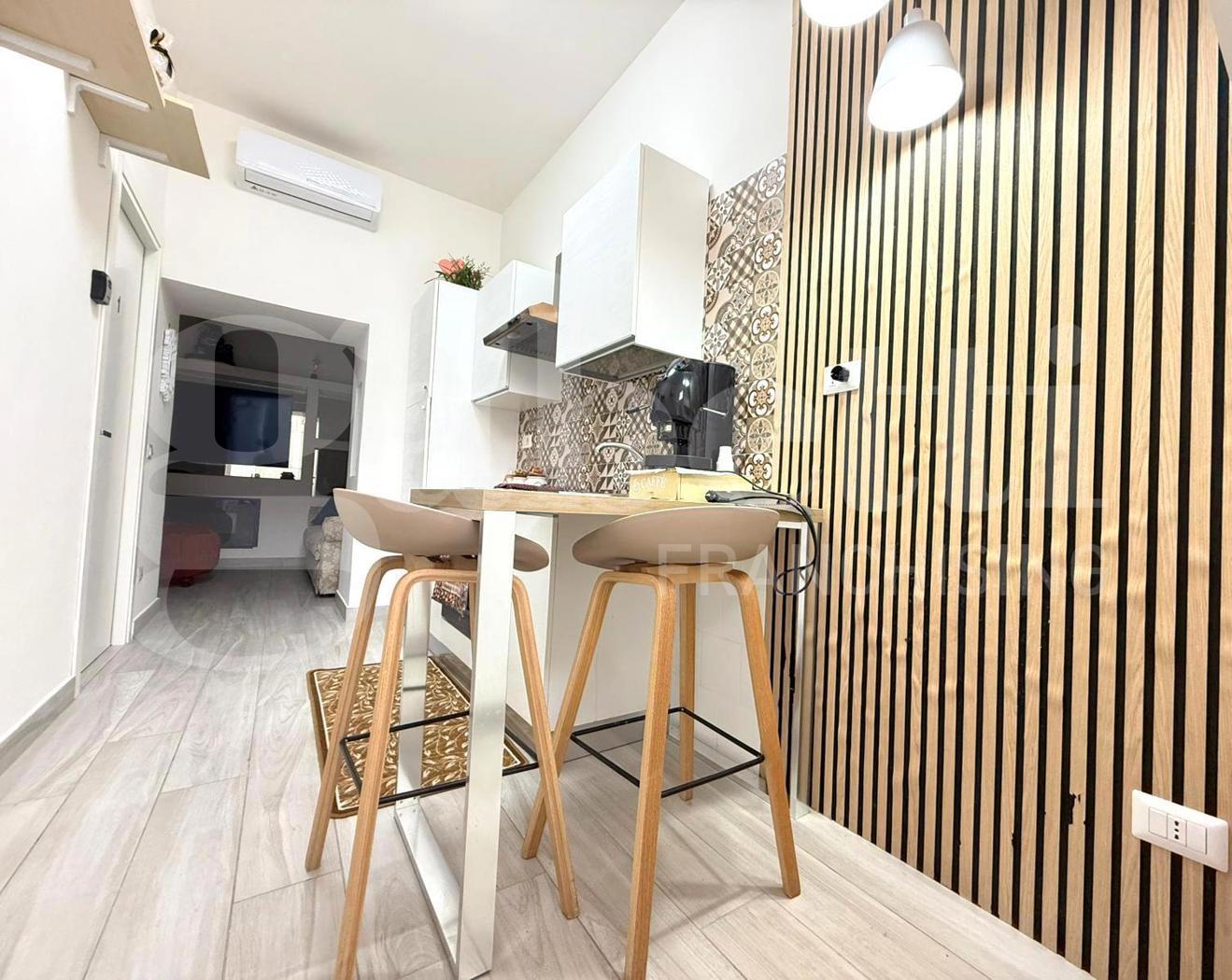 Trilocale arredato in affitto a Napoli