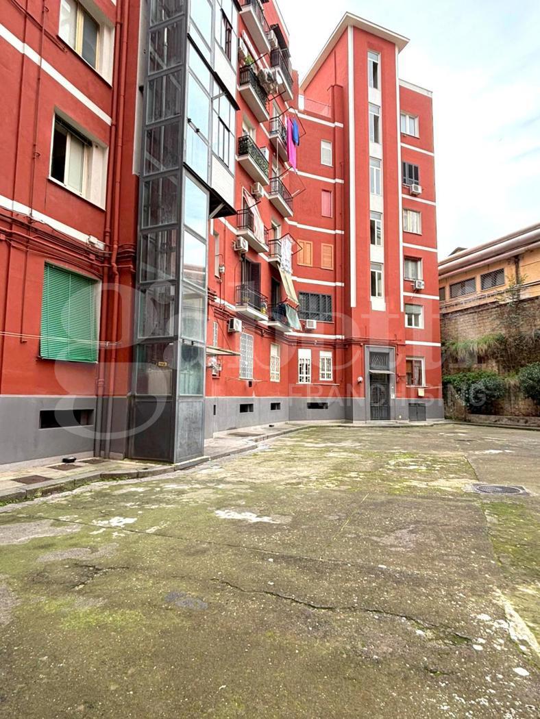 Bilocale da ristrutturare a Napoli