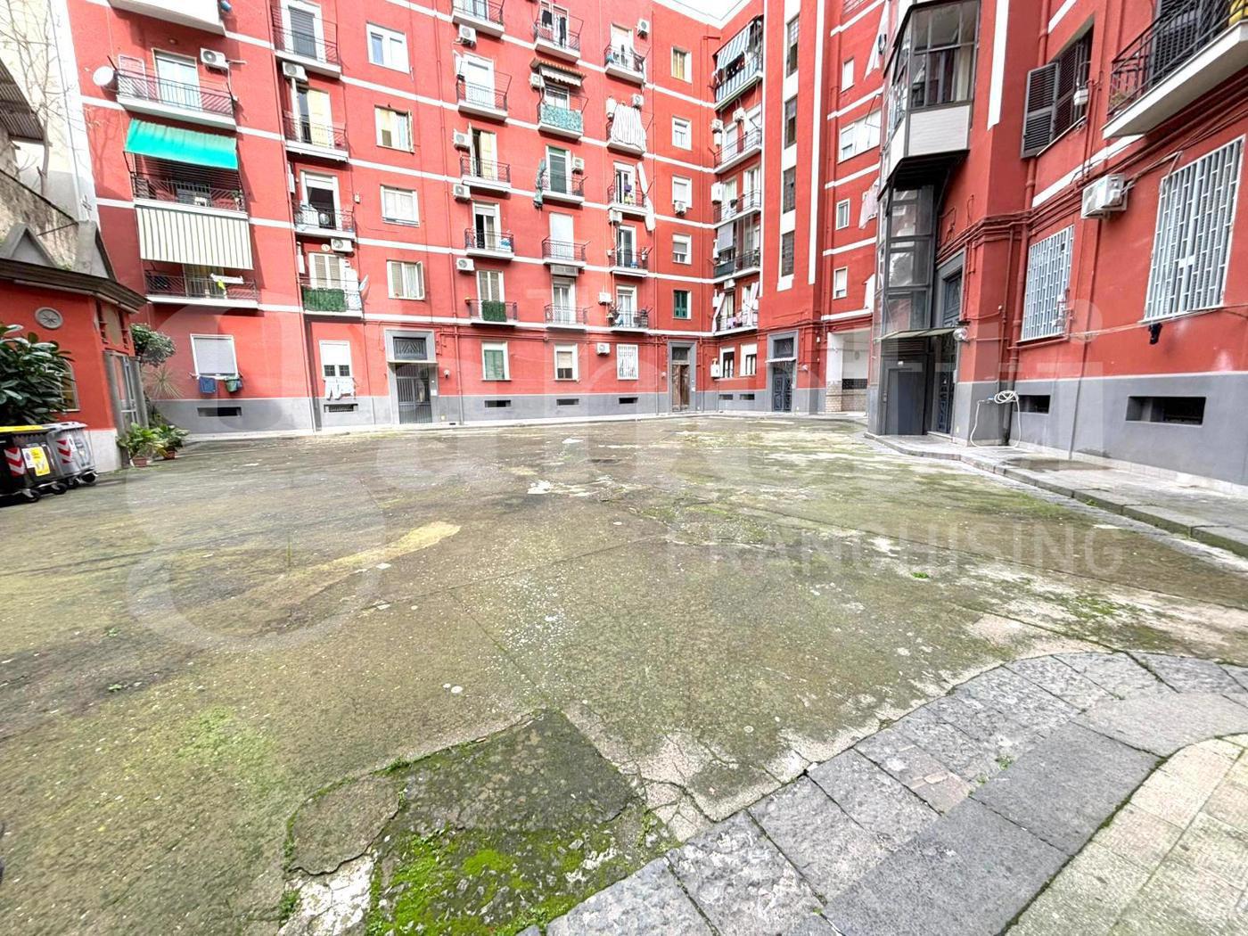 Bilocale da ristrutturare a Napoli