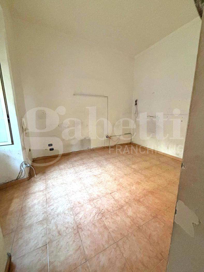 Bilocale da ristrutturare a Napoli