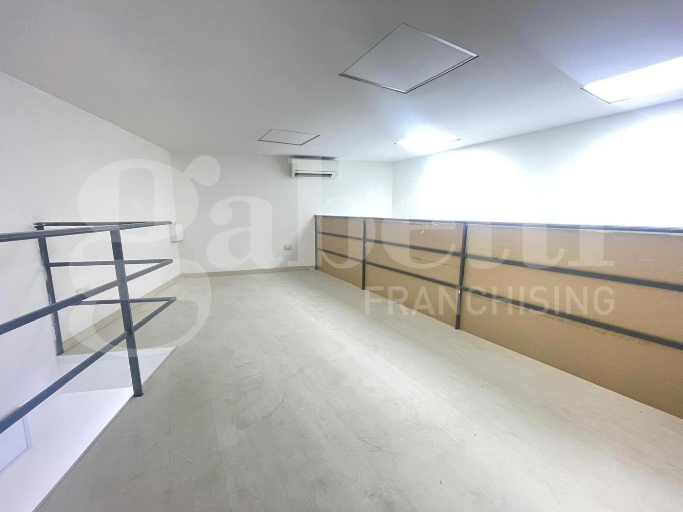 Negozio in affitto a Napoli