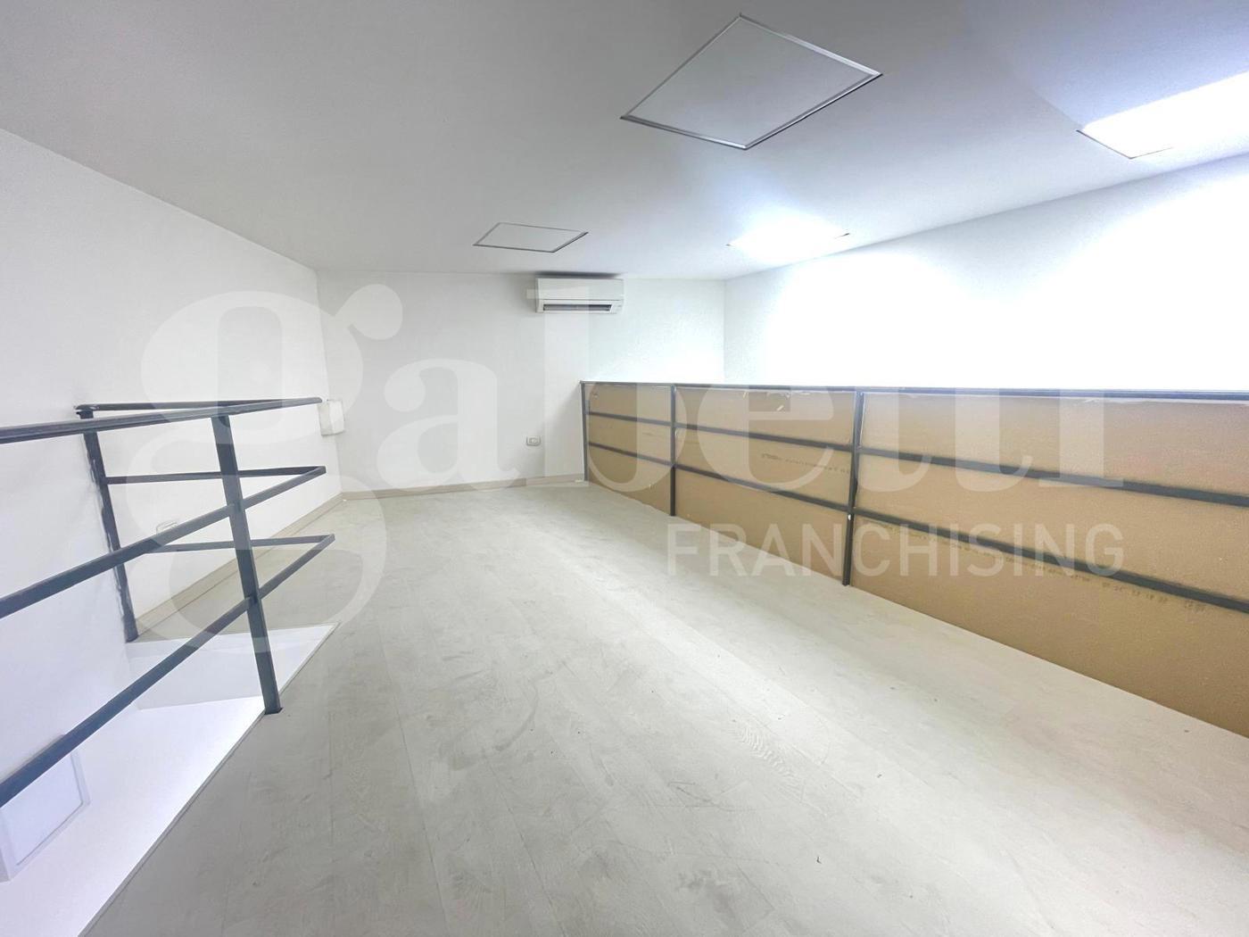 Negozio in affitto a Napoli