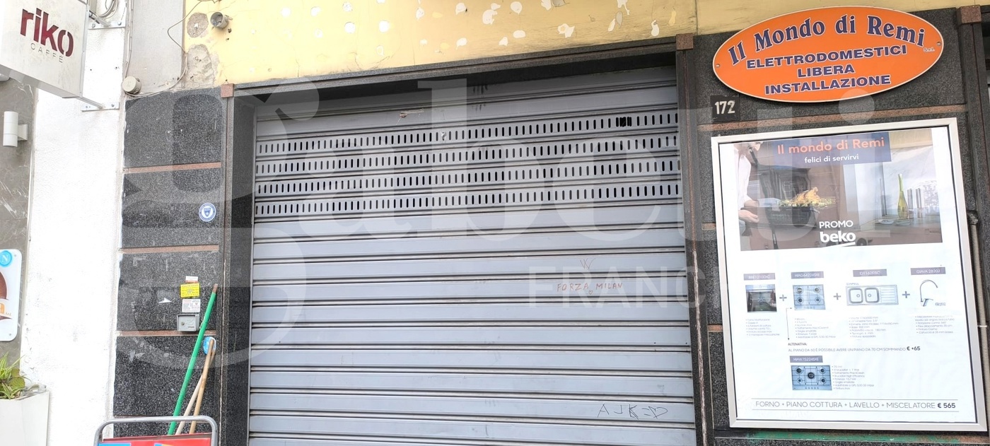 Negozio in affitto a Napoli