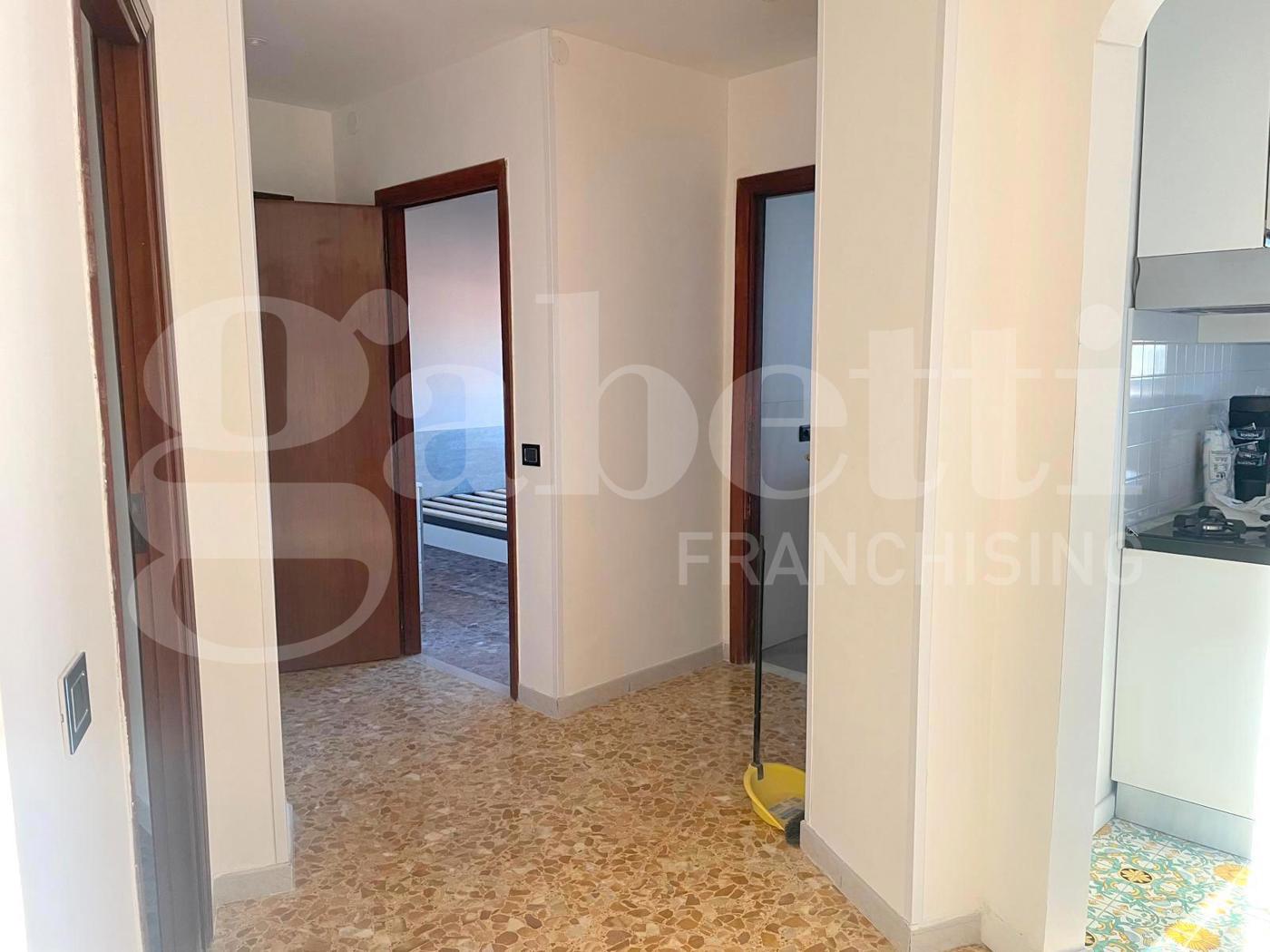 Trilocale arredato in affitto a Napoli
