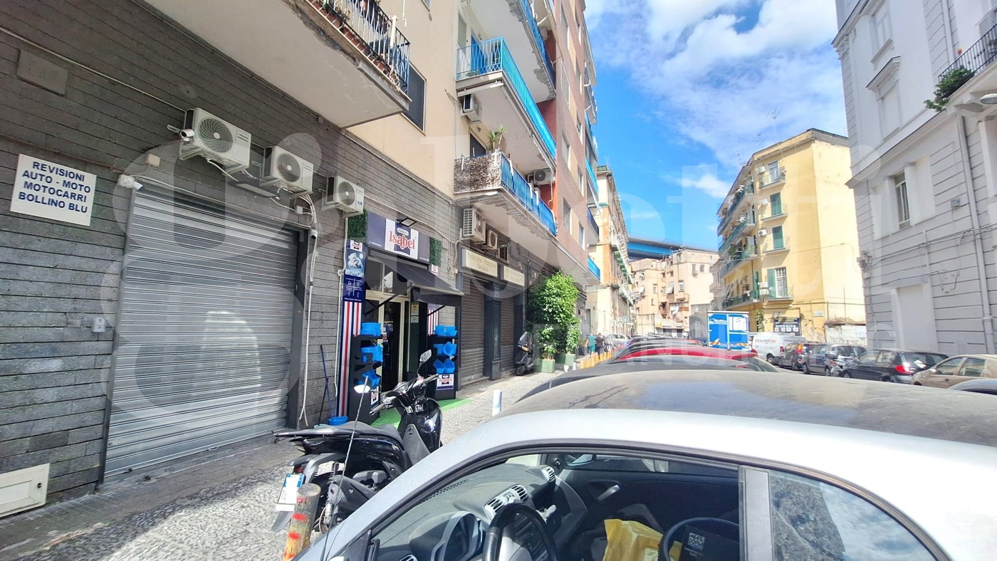 Negozio in affitto a Napoli