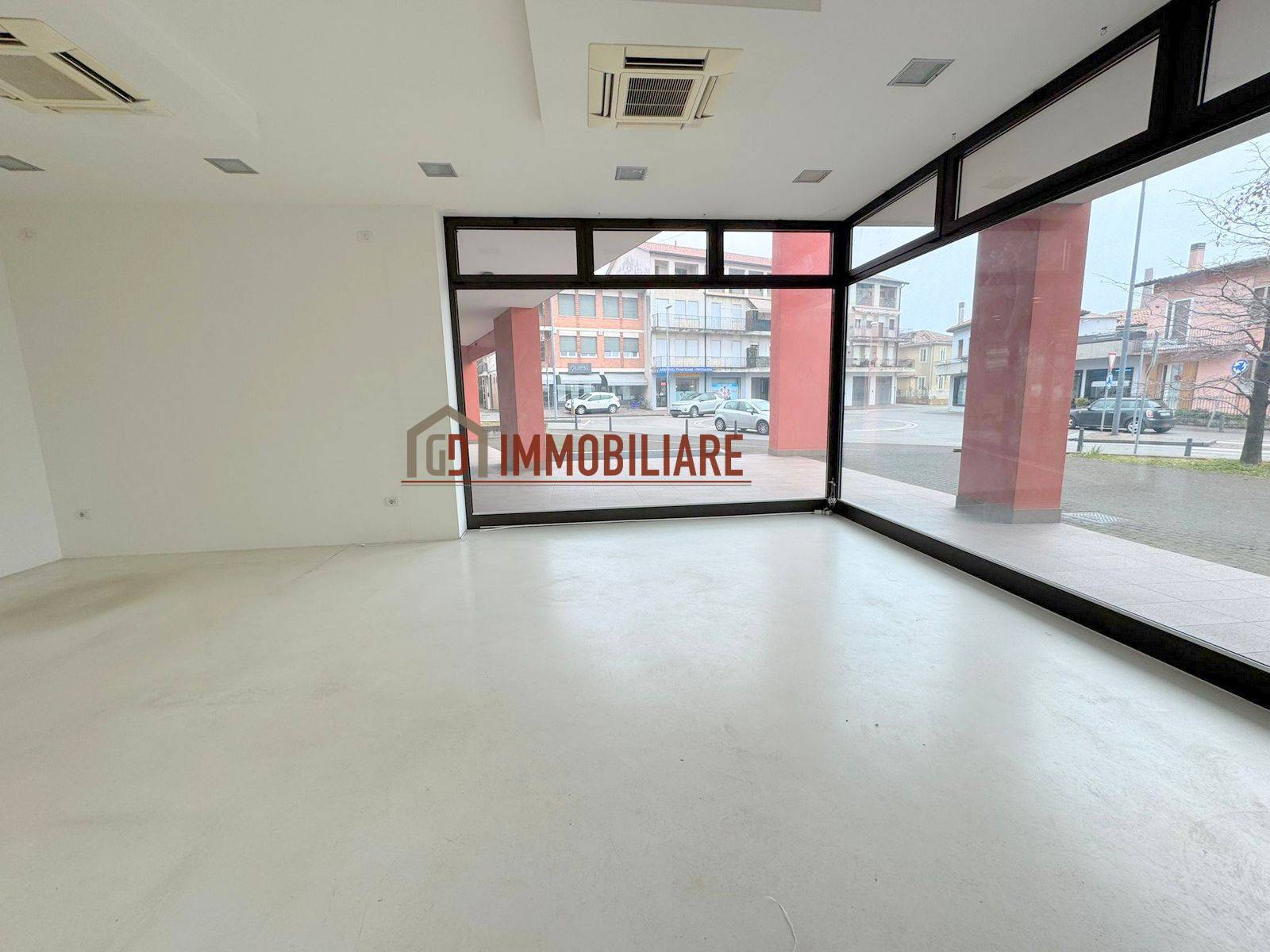 Attivit commerciale in vendita a Montebelluna, Guarda