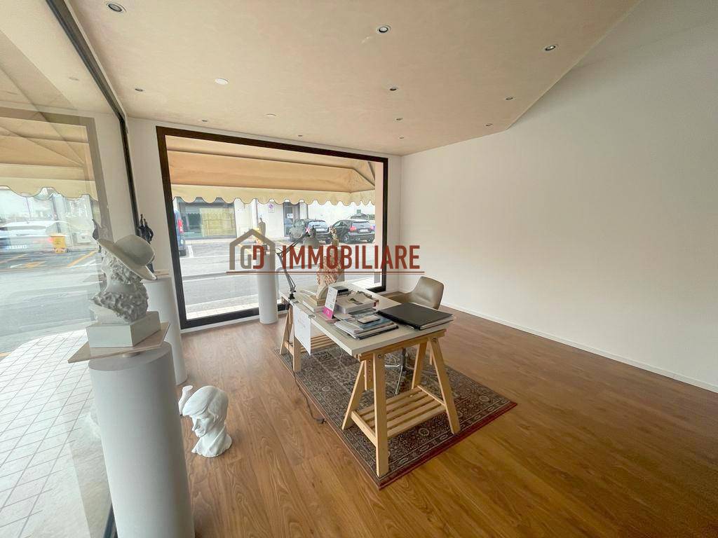 Locale commerciale in affitto a Montebelluna, Pederiva