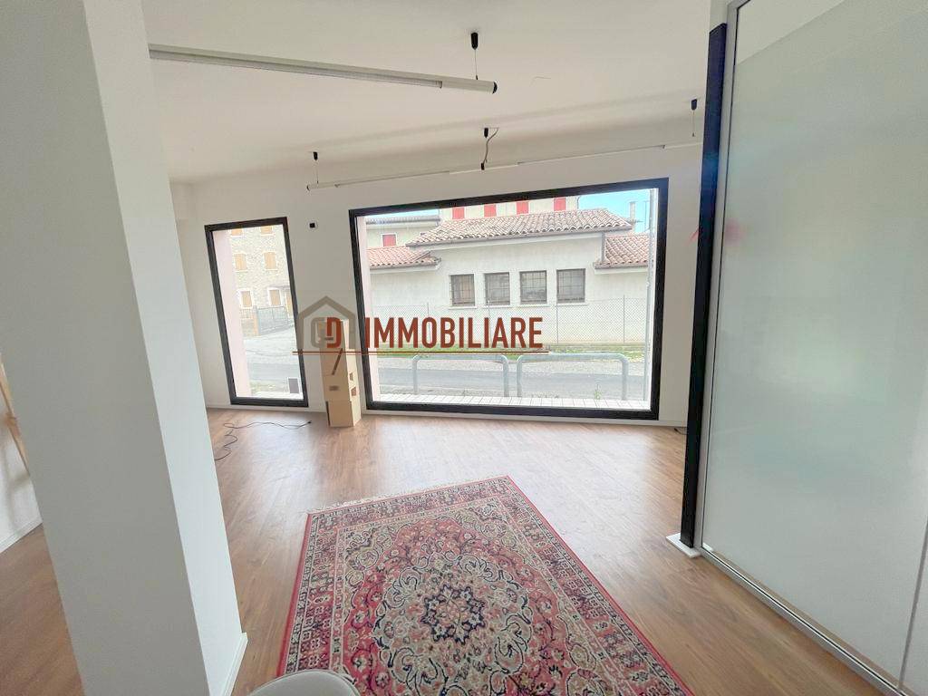 Locale commerciale in affitto a Montebelluna, Pederiva