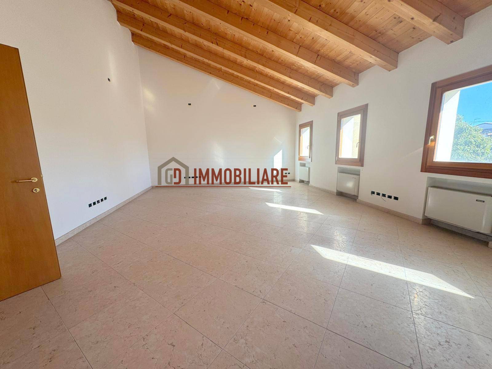 Attivit commerciale in affitto a Montebelluna, Posmon