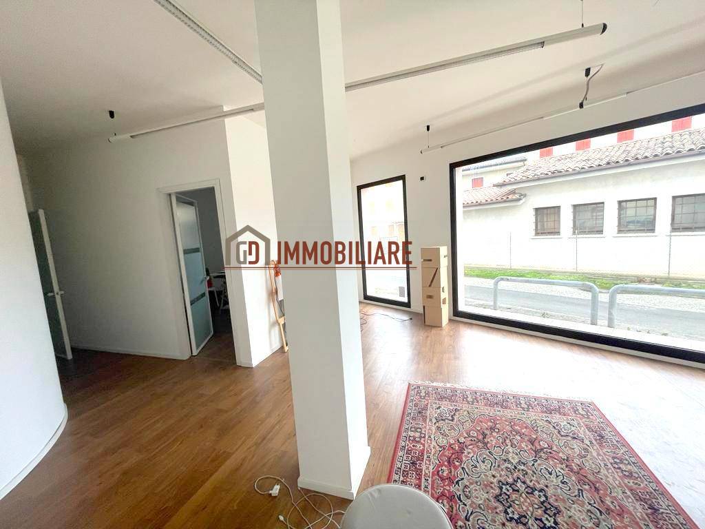 Locale commerciale in affitto a Montebelluna, Pederiva