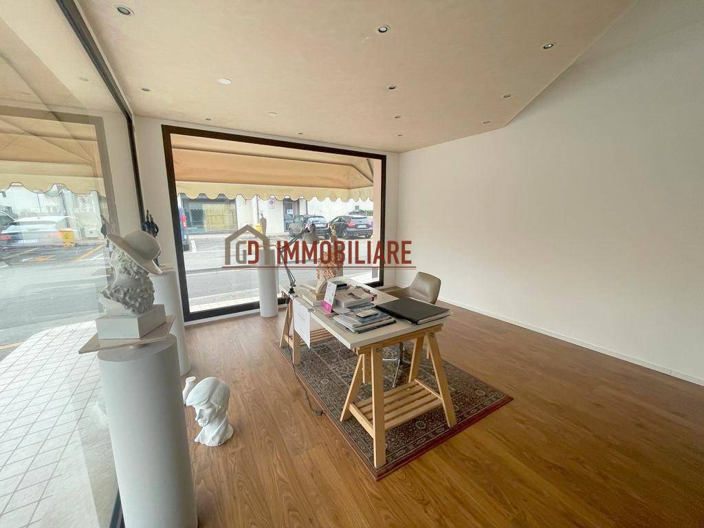 Locale commerciale in affitto a Montebelluna, Pederiva