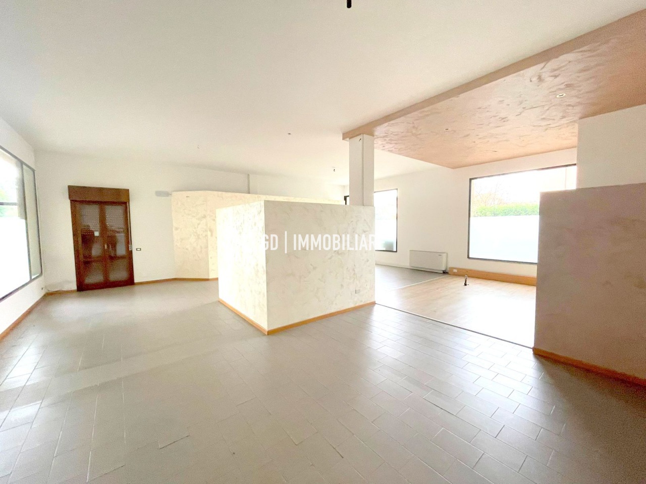 Locale commerciale in vendita a Cornuda