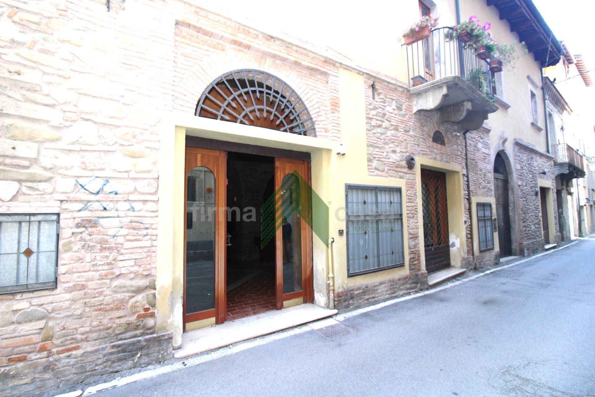 Locale commerciale in affitto a Teramo, Centro