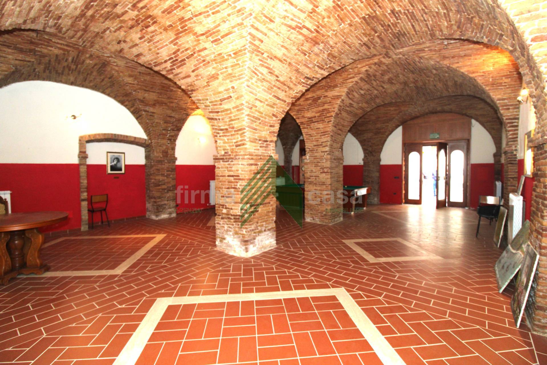 Locale commerciale in affitto a Teramo, Centro